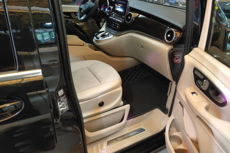 Mercedes-Benz V Class 2020 immagine di auto #24