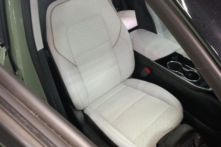 Chevrolet Equinox Plus 2025 car image #24