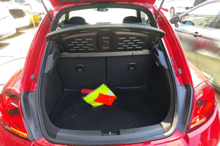 Volkswagen Beetle 2018 car image #24