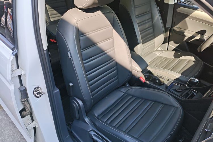 Volkswagen Touran 2021 immagine di auto #24