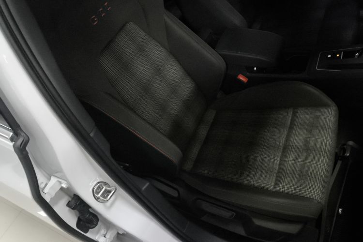 Volkswagen GolfGTI 2024 immagine di auto #24