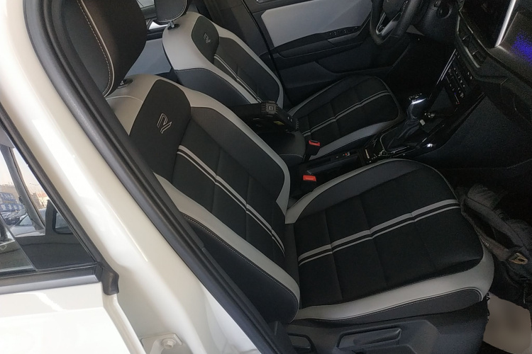Volkswagen T-Roc 2023 car image #24