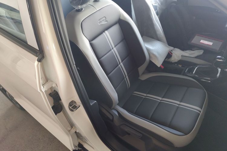 Volkswagen T-Roc 2025 car image #24