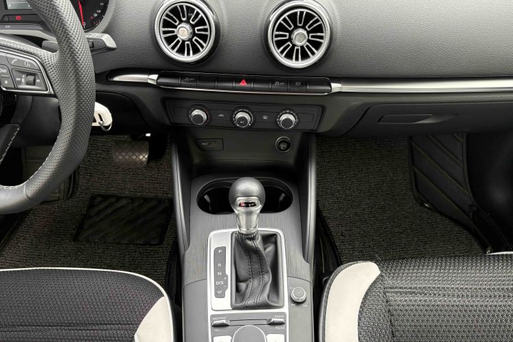 Audi A3 2018 car image #24