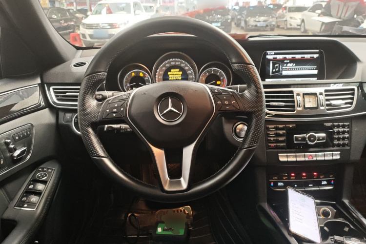 Mercedes-Benz E Class 2015 car image #24