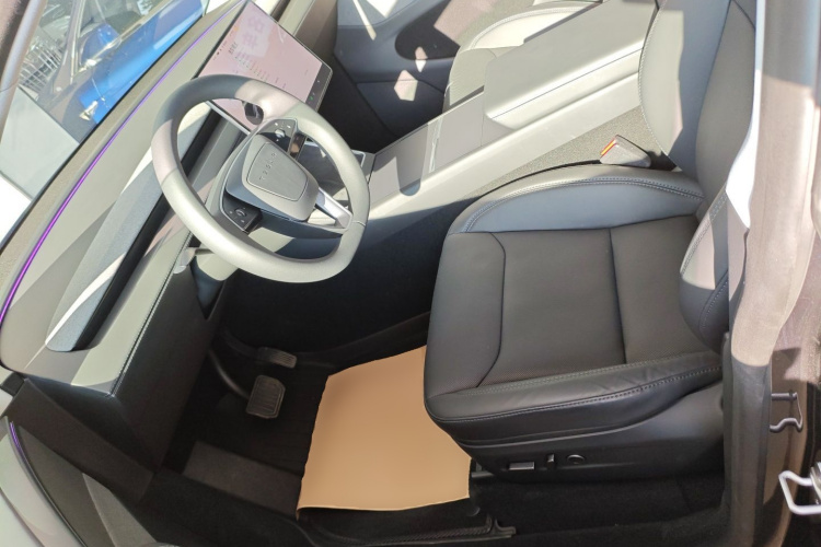 Tesla Model Y 2025 car image #24