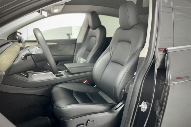 Tesla Model Y 2023 car image #24