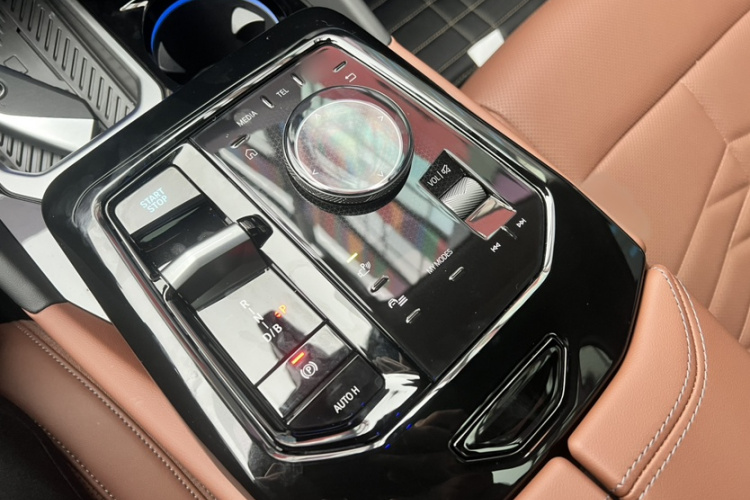 BMW i5 2025 car image #24