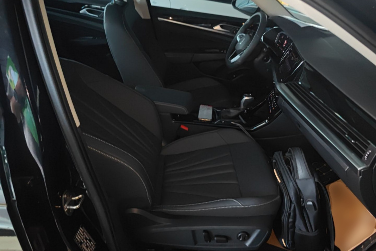 Volkswagen Passat 2024 car image #24
