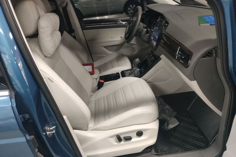 Volkswagen Touran 2018 immagine di auto #24