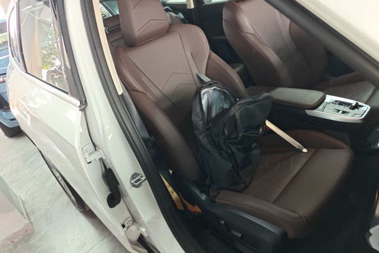 BMW iX1 2025 #24 BMW iX1 2025 صورة سيارة #24