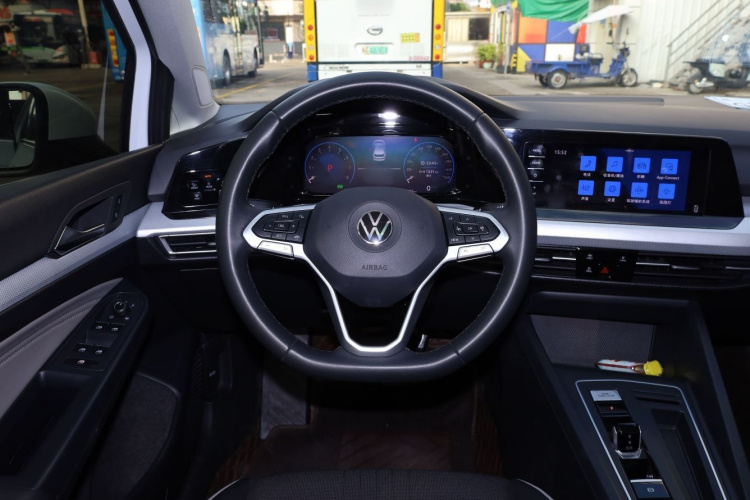 Volkswagen Golf 2023 car image #24