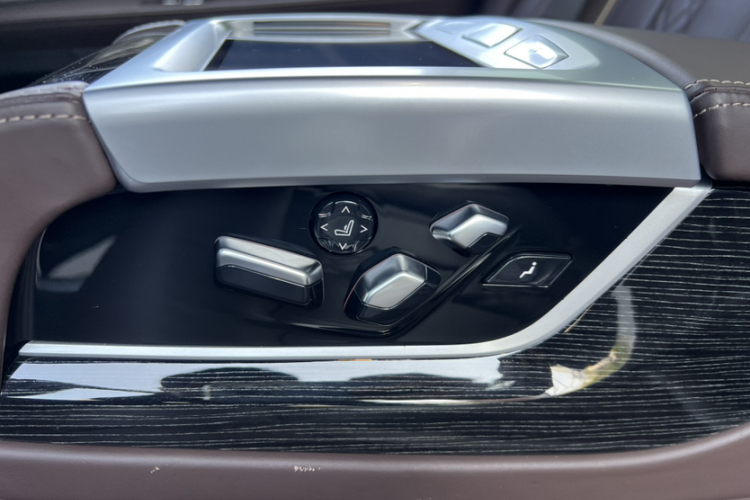 BMW 7 Series 2020 immagine di auto #24