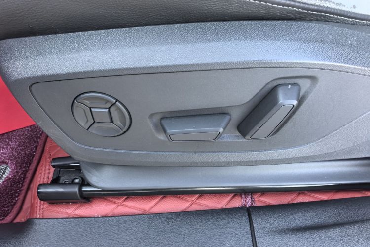 Audi Q3 2019 car image #24