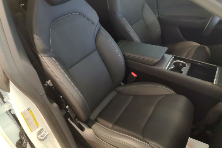 特斯拉 Model Y L 2025 汽车图片 #24