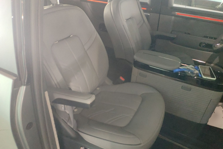 极氪 极氪MIX 2024 汽车图片 #24