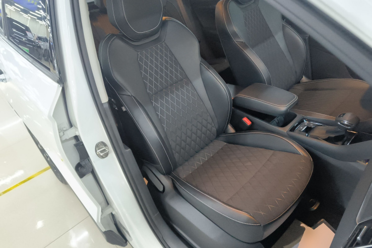 Skoda Karoq 2020 car image #24