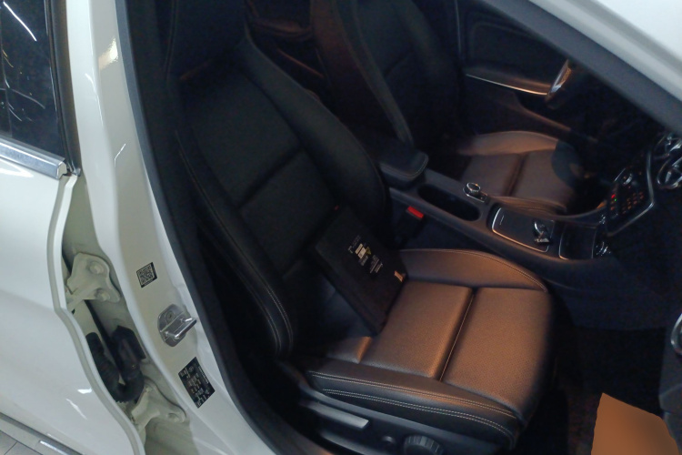 Mercedes-Benz GLA Class 2018 car image #24