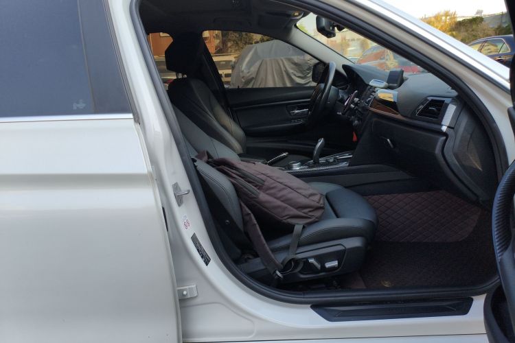 BMW 3 Series 2018 immagine di auto #24