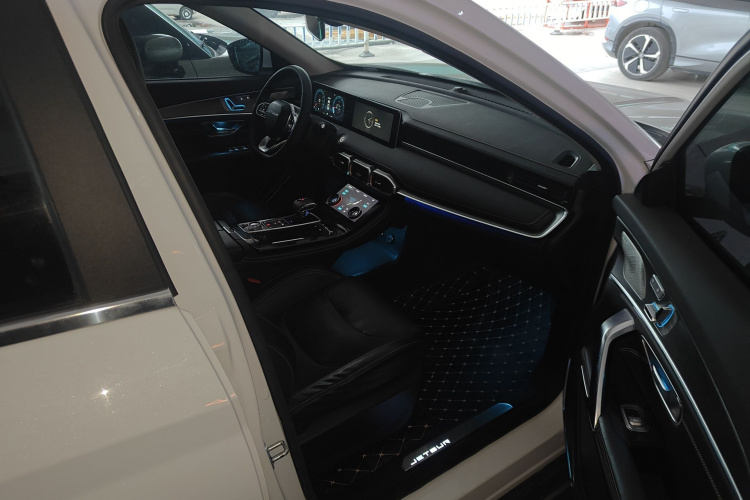 X70 PLUS 2022 car image #24