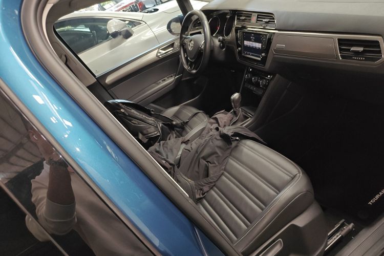 Volkswagen Touran 2018 car image #24