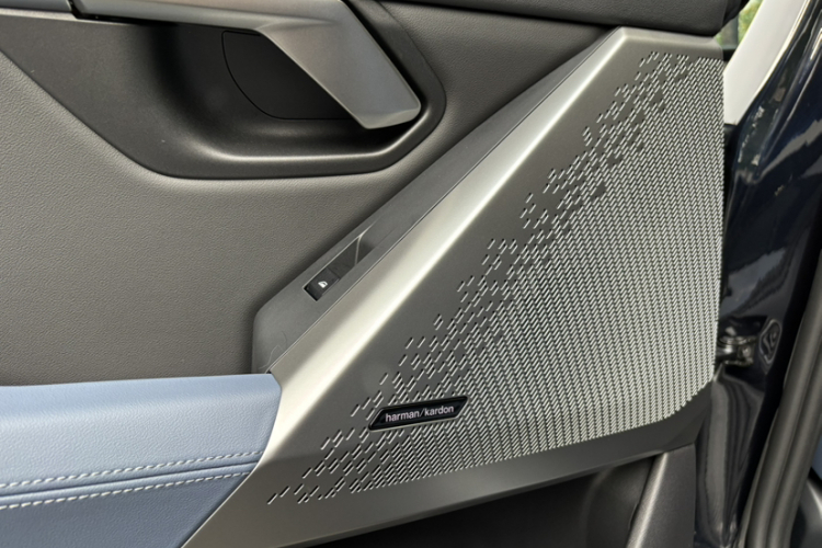 BMW i5 2024 car image #24