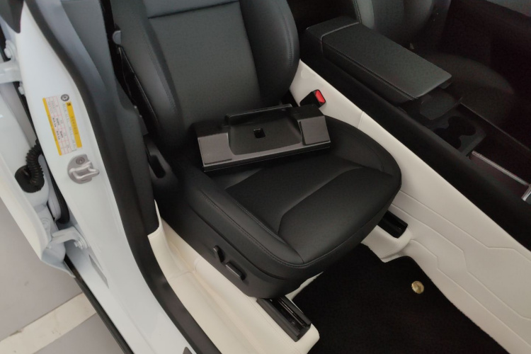 Tesla Model Y 2025 car image #24