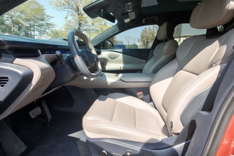 Lynk & Co 2024 car image #24