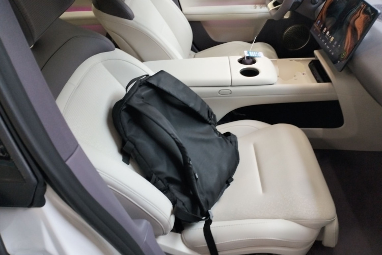 Avatr 06 2025 car image #24