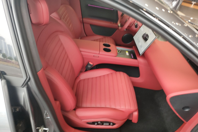 Avatr 06 2025 car image #24