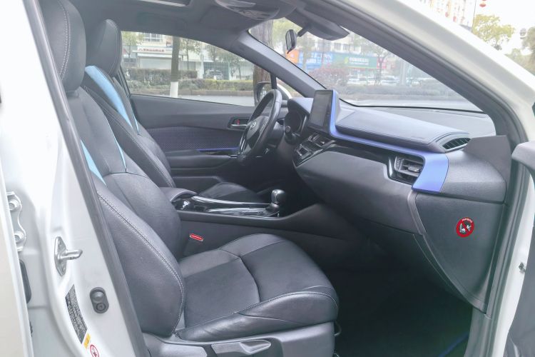 Toyota C-HR 2019 car image #24