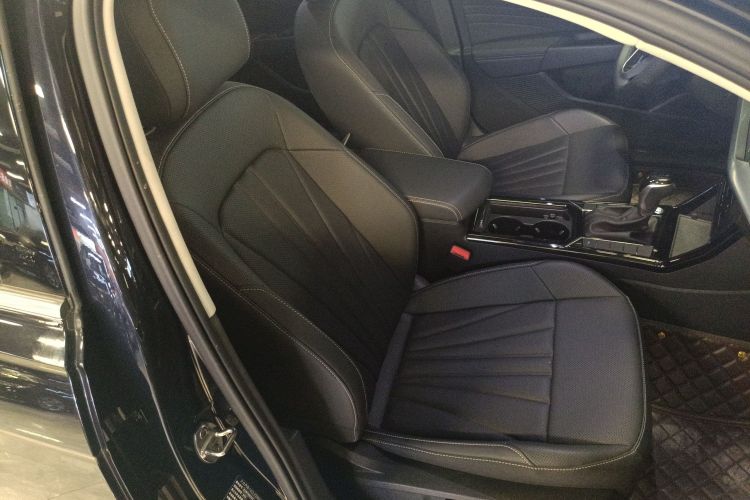 Volkswagen Passat 2025 immagine di auto #24