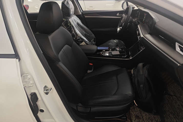 Kia K5 2025 car image #24