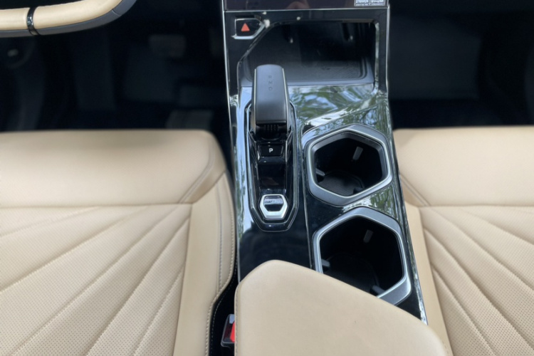 GEELY Boyue L 2024 car image #24