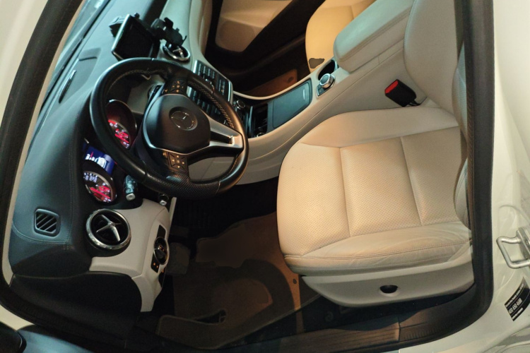 Mercedes-Benz GLA Class 2015 immagine di auto #24