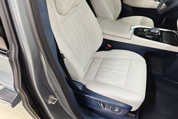 Zeekr 009 2025 car image #24