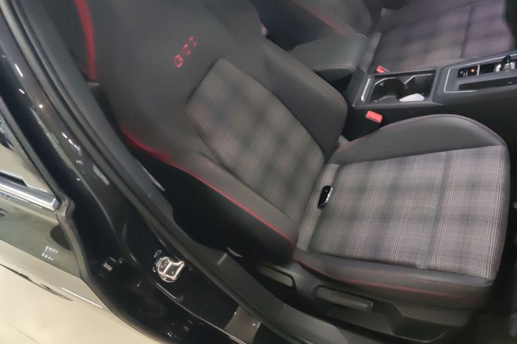 Volkswagen GolfGTI 2023 immagine di auto #24