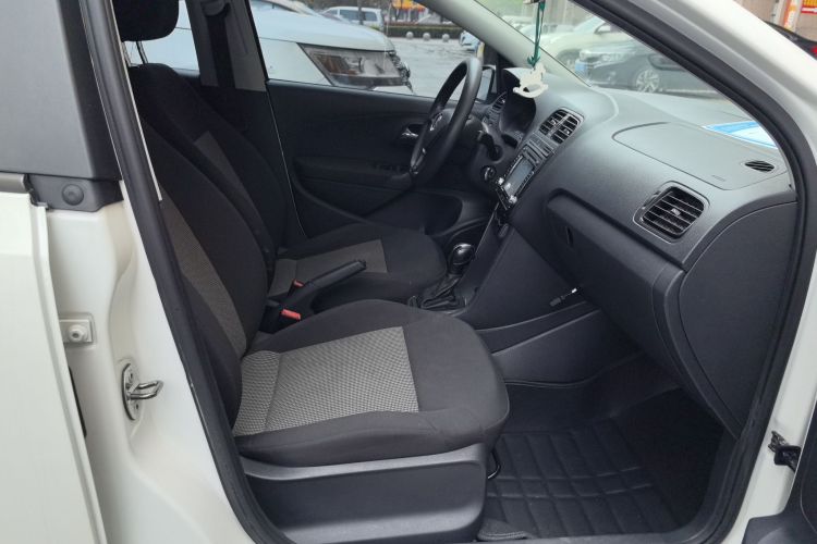 Volkswagen Polo 2017 car image #24