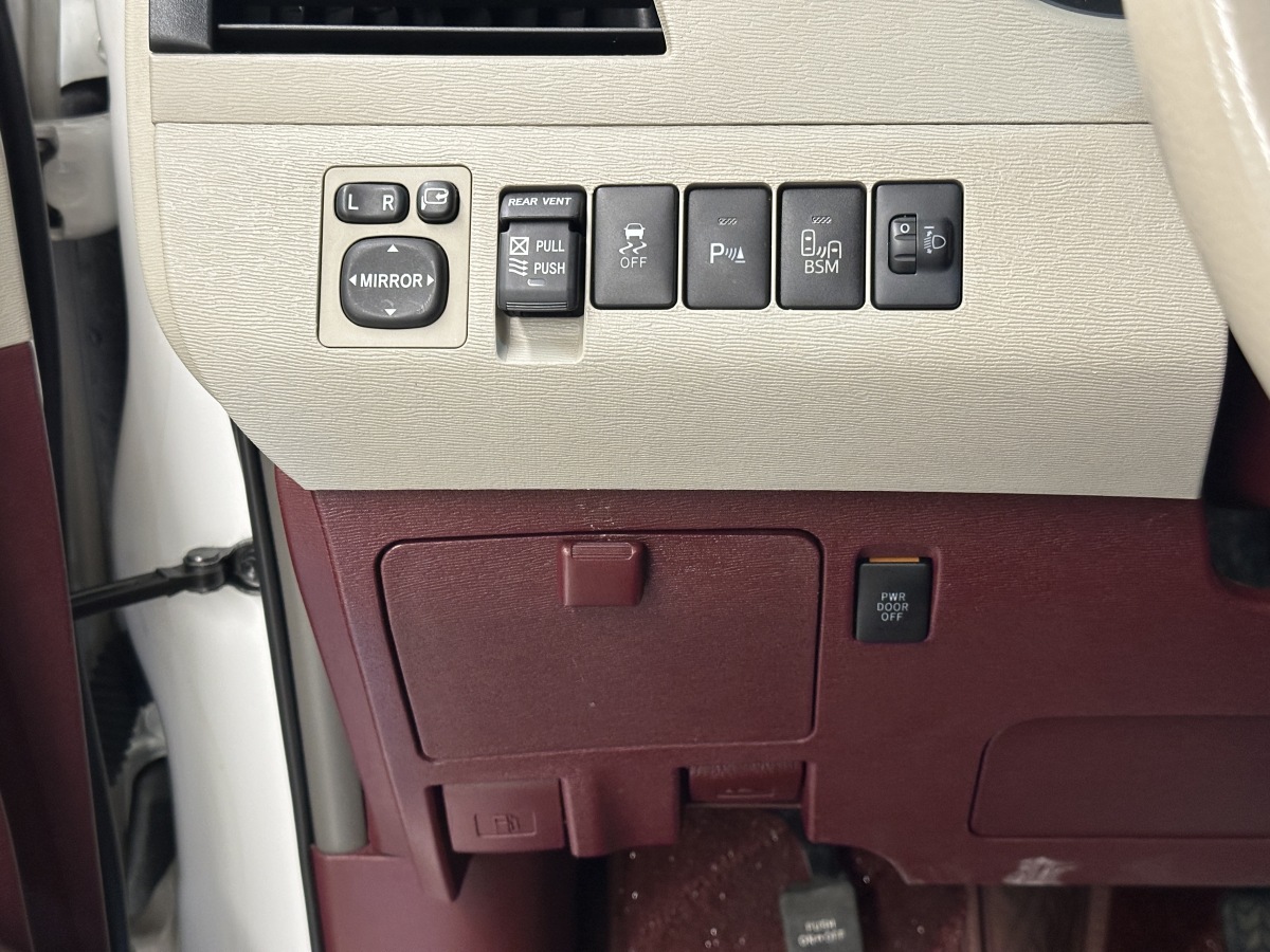 Toyota SIENNA 2014 car image #24