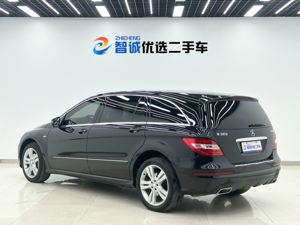 Mercedes-Benz R Class 2017 car image #24