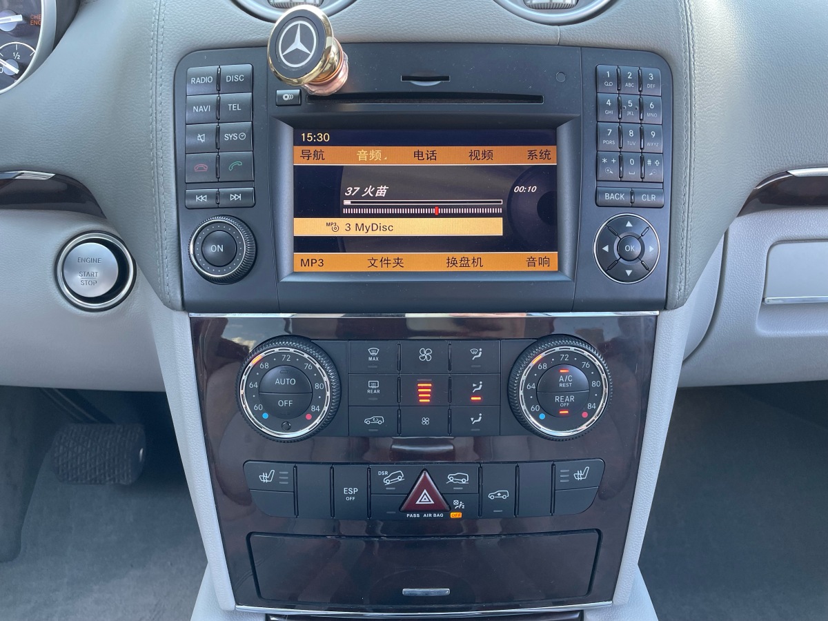 Mercedes-Benz GL Class 2010 car image #24