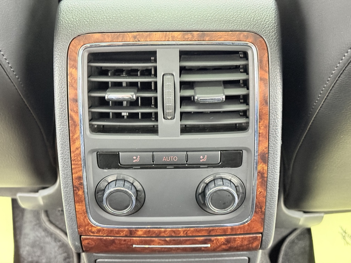 Volkswagen Passat 2012 car image #24