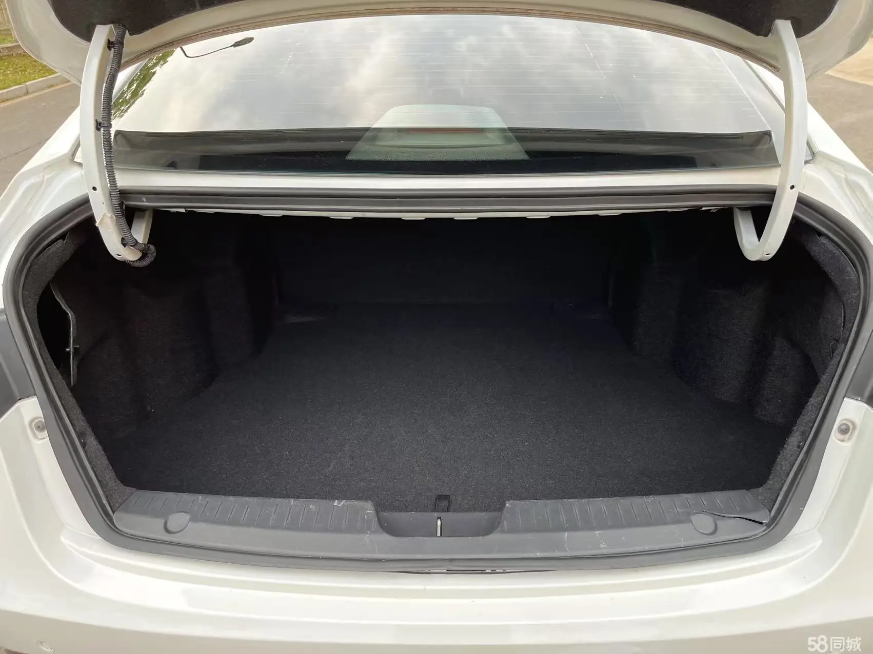 MG GT 2016 car image #24