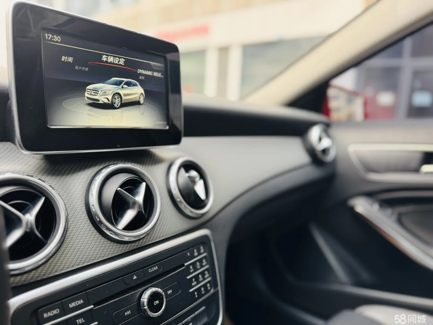 Mercedes-Benz GLA Class 2017 immagine di auto #24