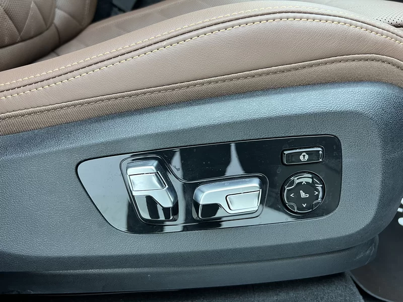 BMW X7 M60i 2023 car image #24