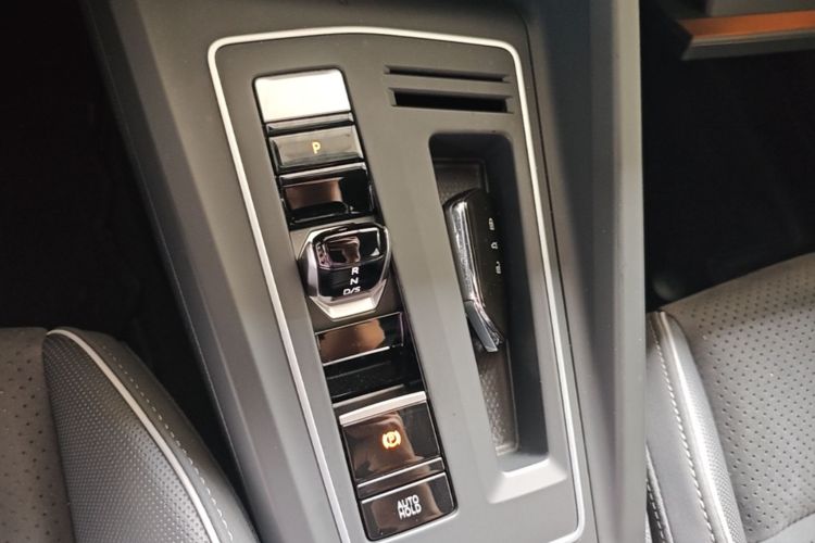 Volkswagen Golf 2021 car image #16