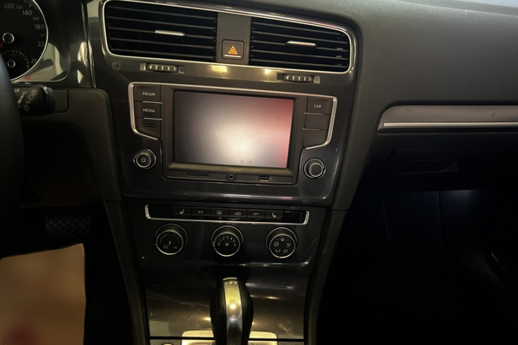Volkswagen Golf 2017 car image #17