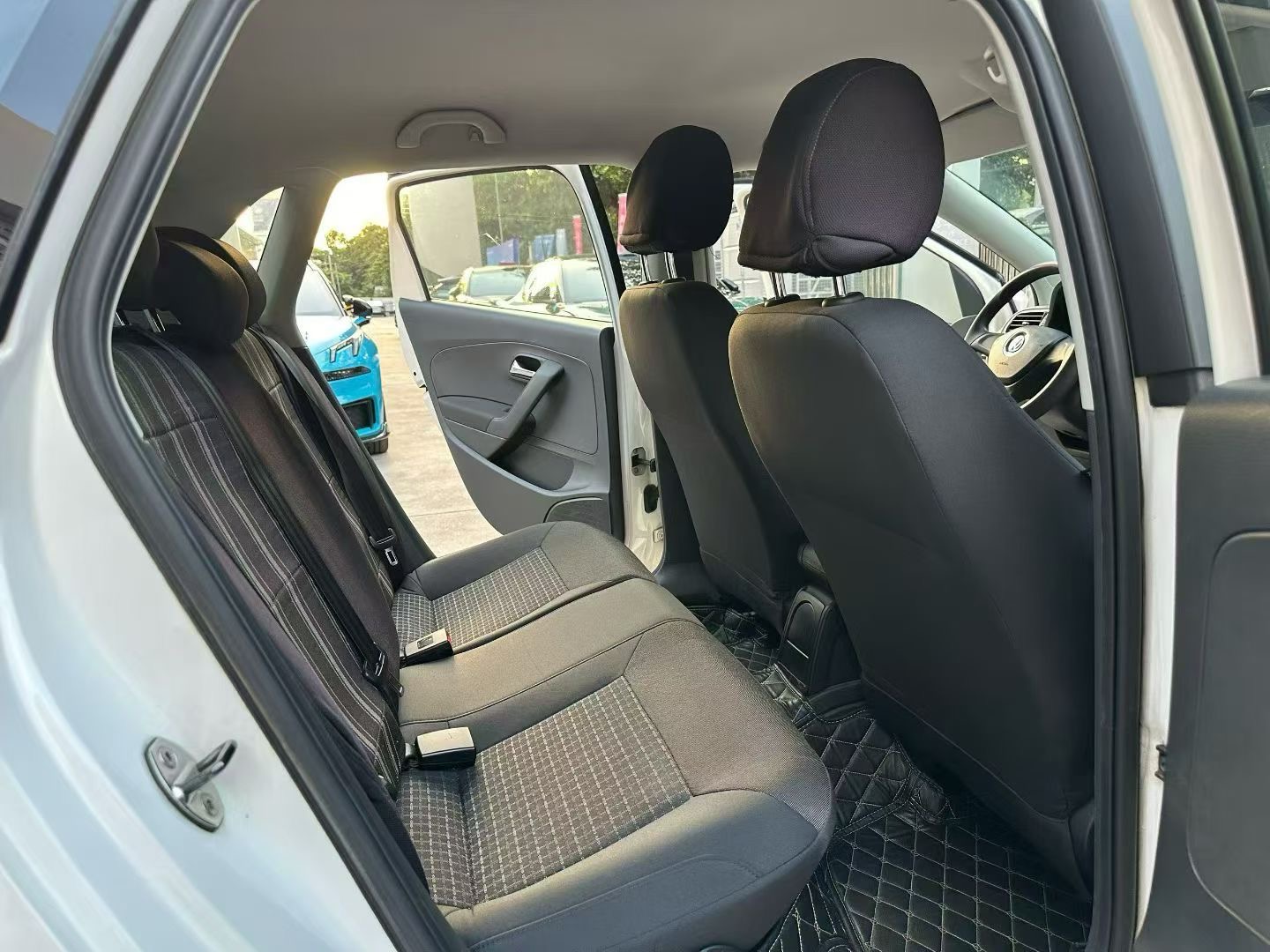 Volkswagen Polo 2015 car image #9