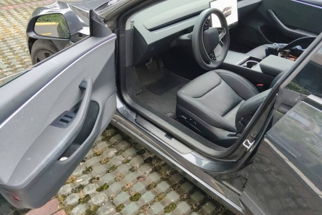 Tesla Model 3 2024 car image #25