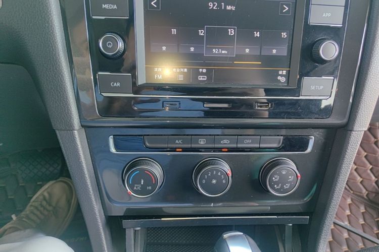 Volkswagen Golf 2018 car image #13